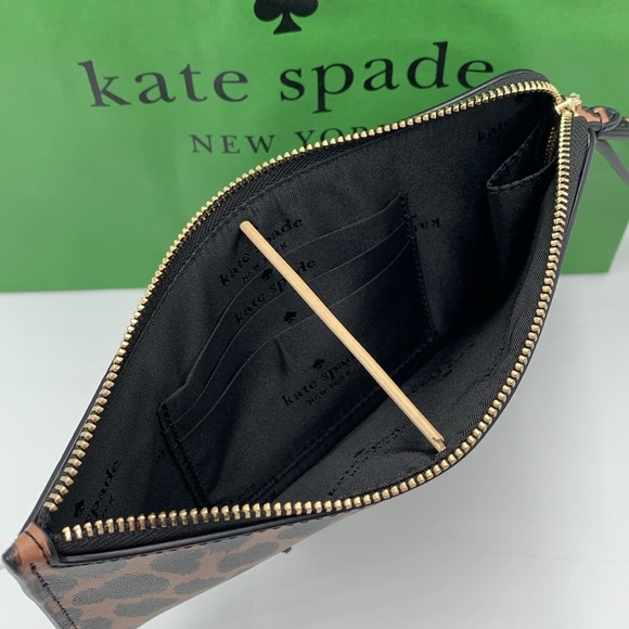 Kate Spade Lucy Medium L-Zip Wristlet
COLOR:
Multi
NWT - Picture 15 of 16